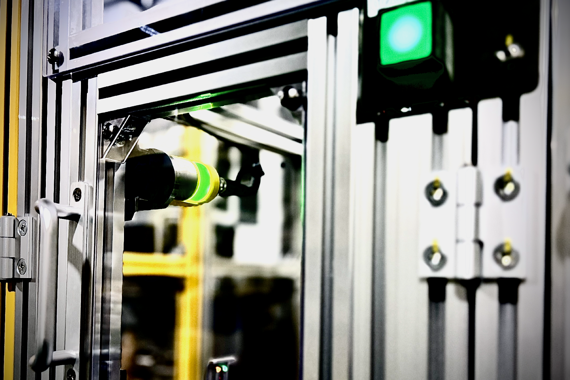 プレス加工のみならず、化粧アルマイト、金属メッキ、シルク印刷から組立までをトータルサポート